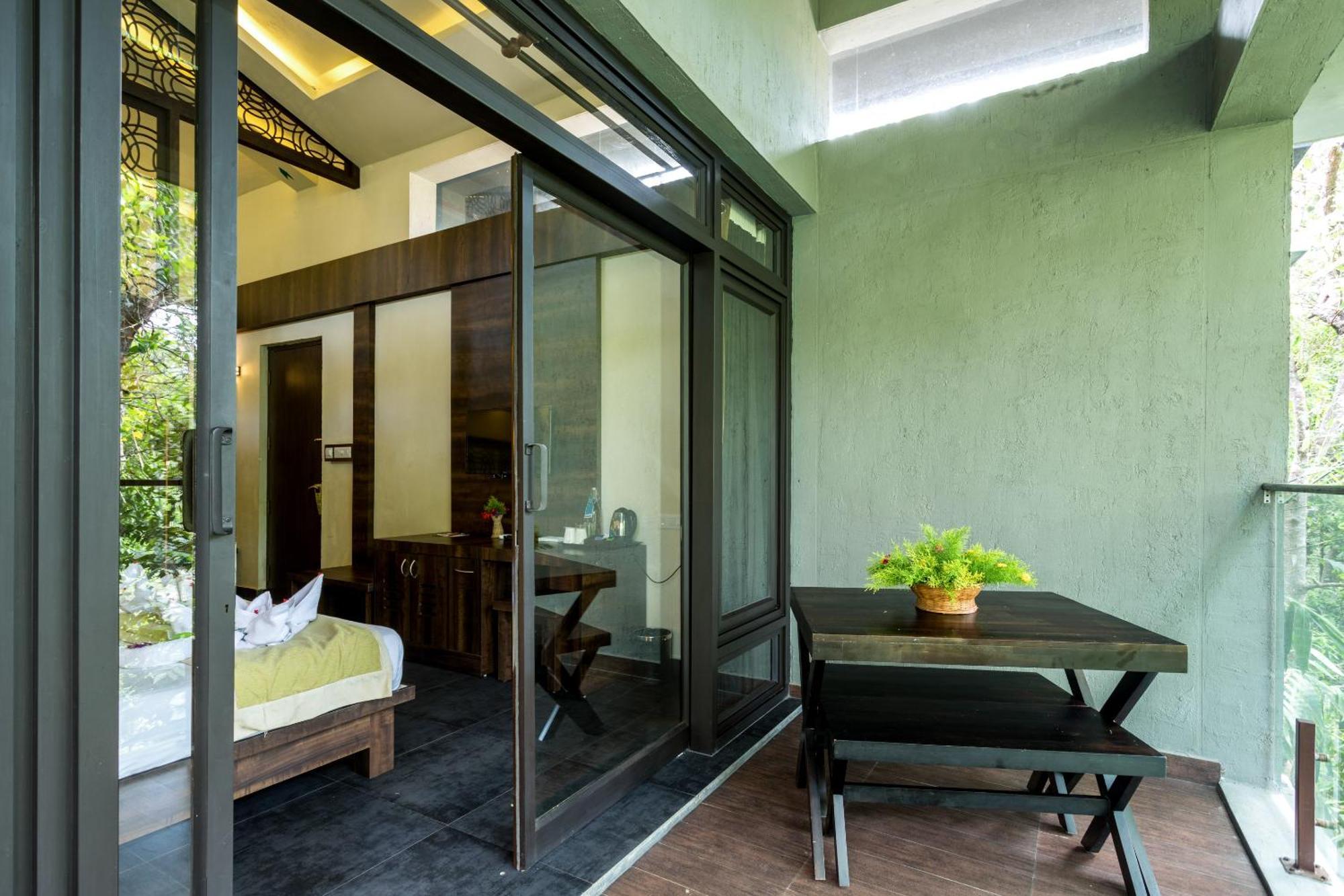 The Mountain Courtyard Thekkady Hotel Bagian luar foto