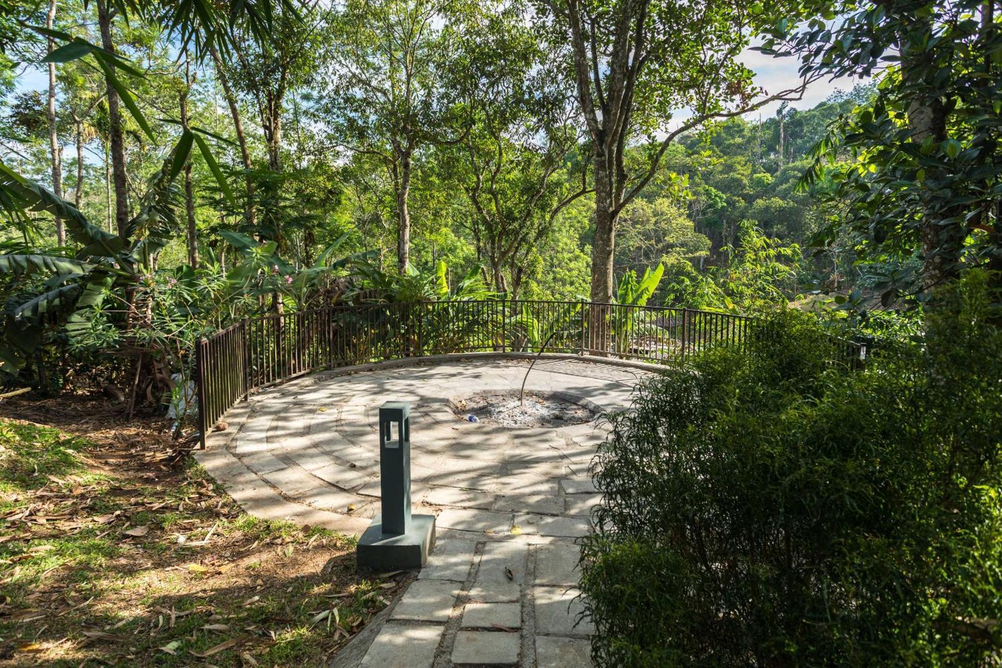 The Mountain Courtyard Thekkady Hotel Bagian luar foto