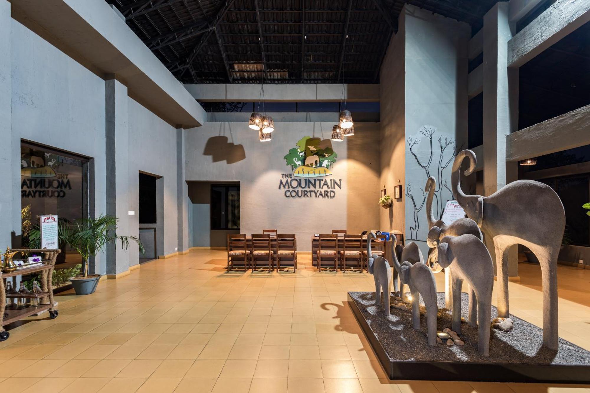 The Mountain Courtyard Thekkady Hotel Bagian luar foto