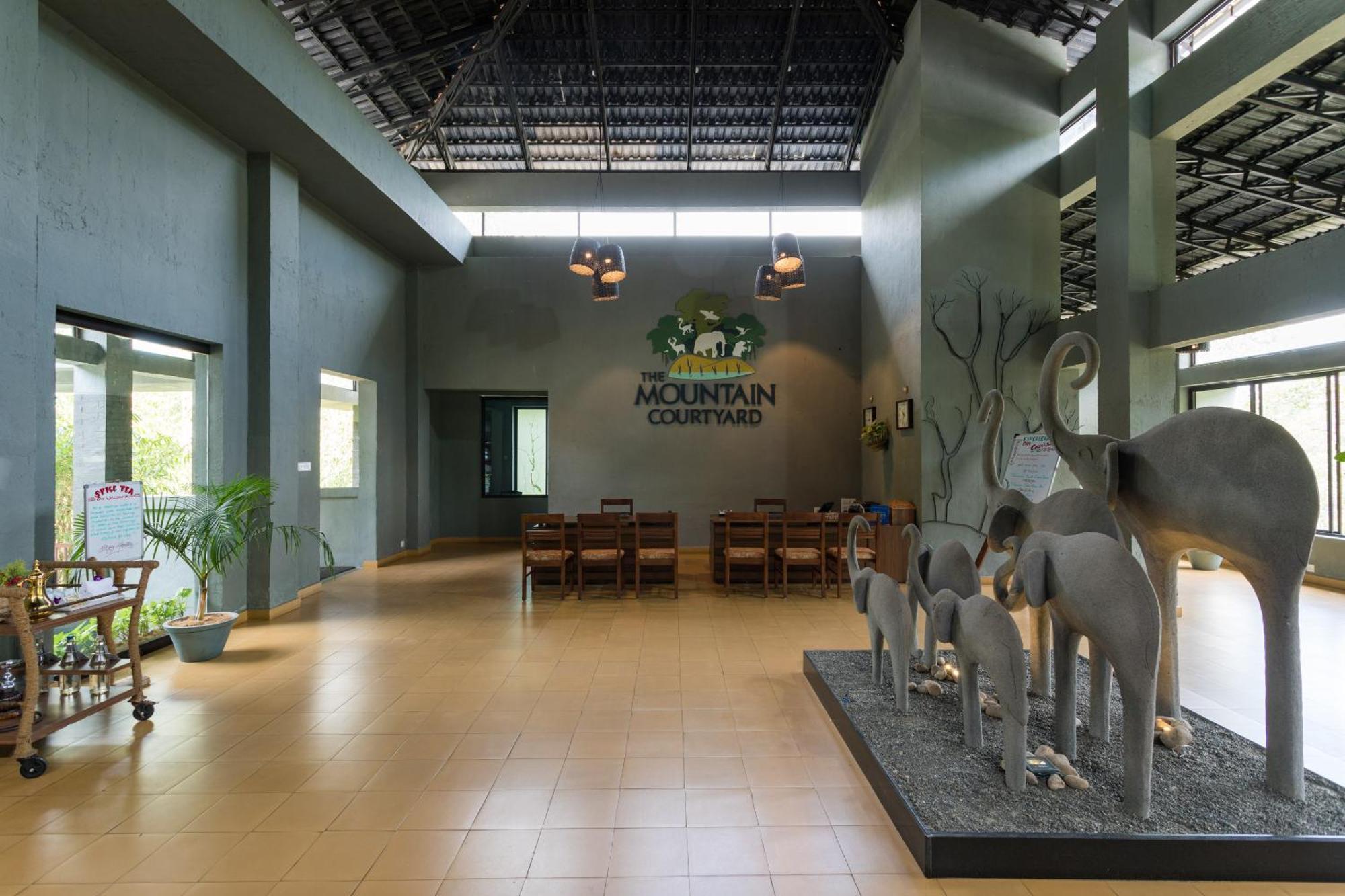 The Mountain Courtyard Thekkady Hotel Bagian luar foto