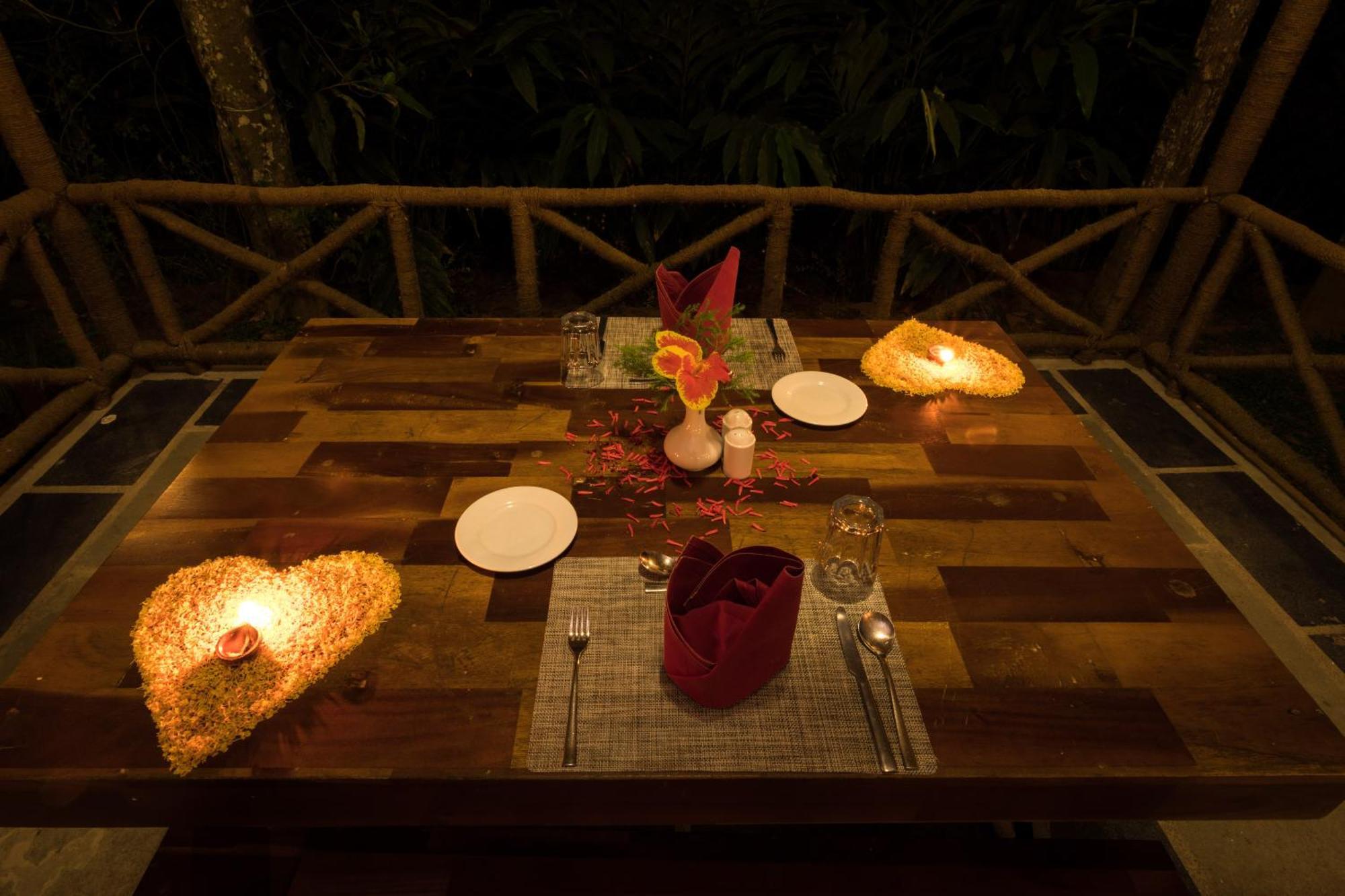 The Mountain Courtyard Thekkady Hotel Bagian luar foto