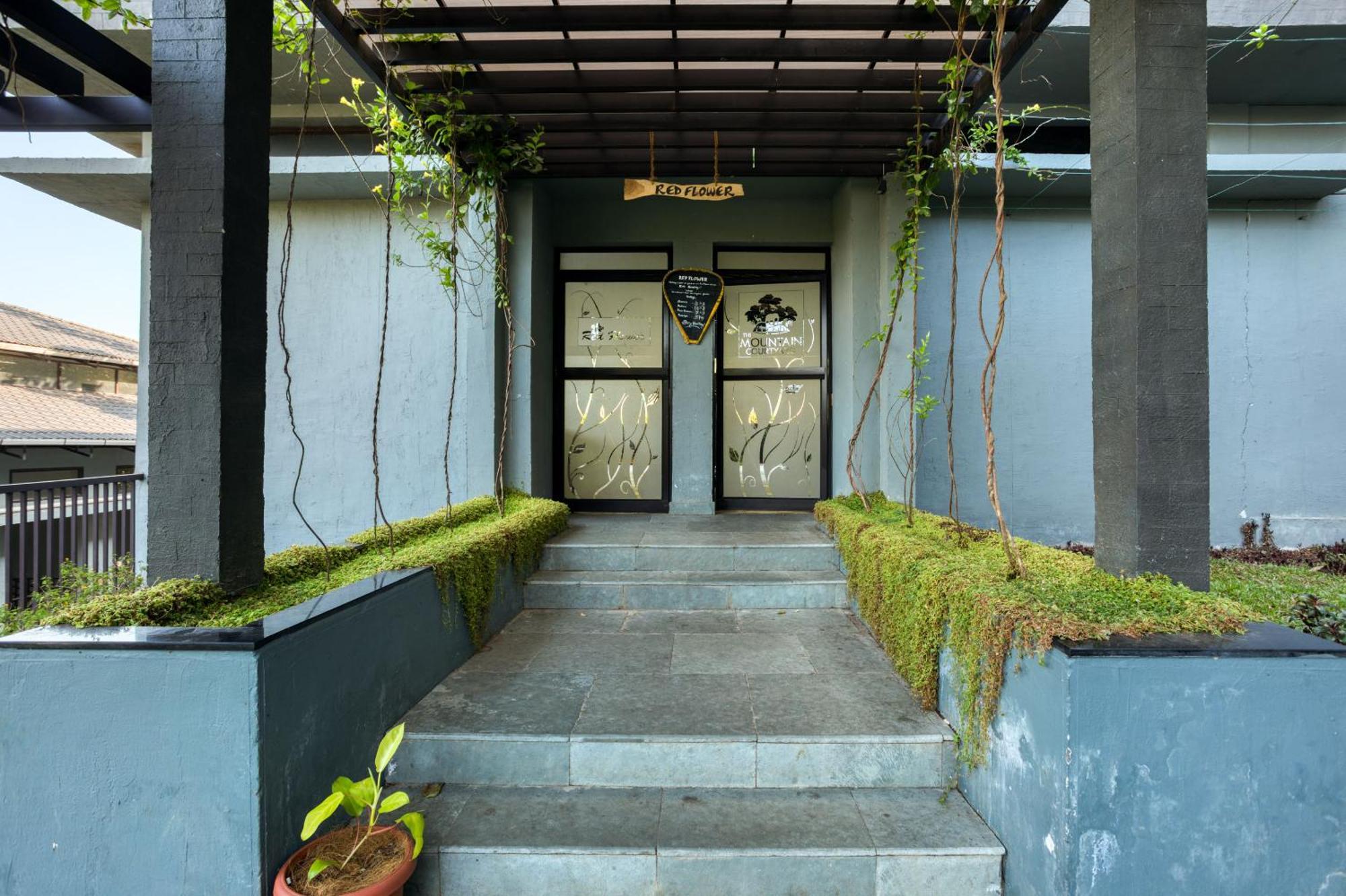 The Mountain Courtyard Thekkady Hotel Bagian luar foto