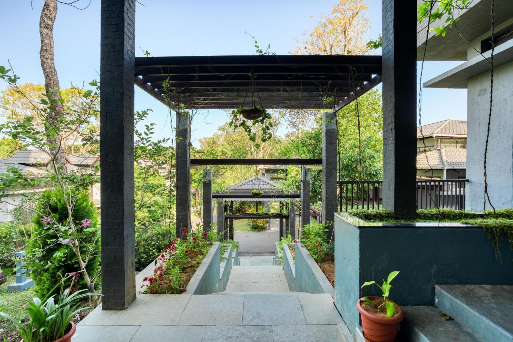 The Mountain Courtyard Thekkady Hotel Bagian luar foto